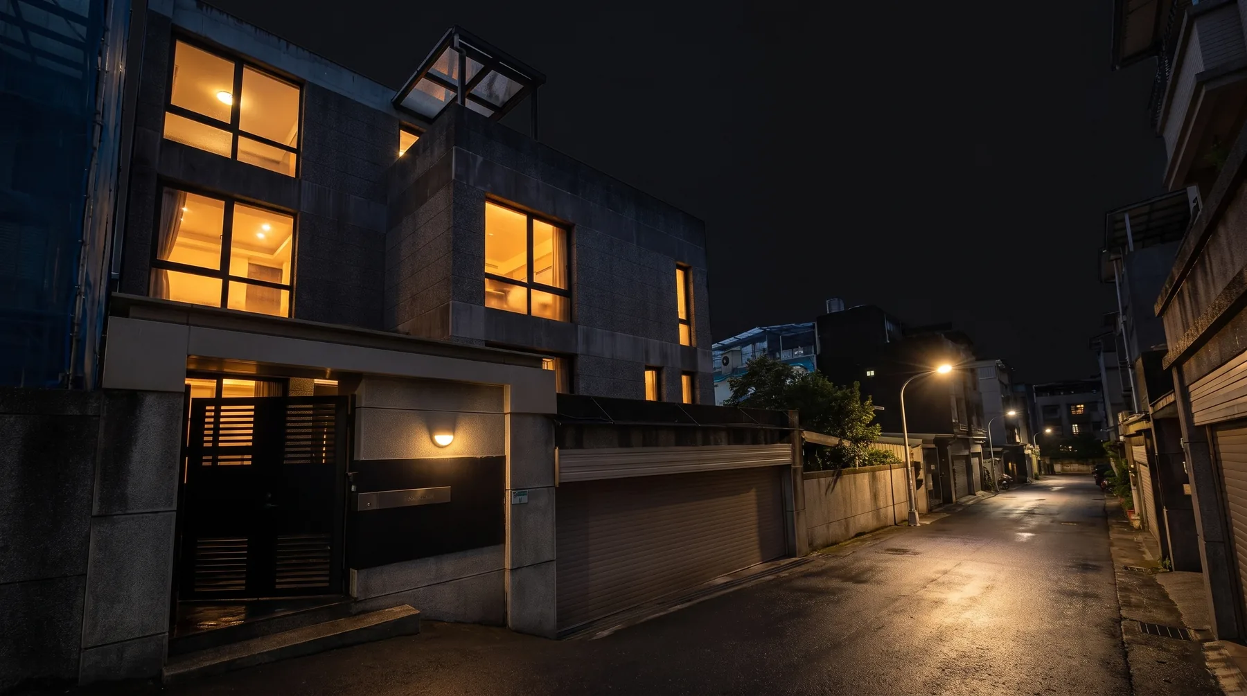 夜裡的青雲街巷弄,屋內透出暖光